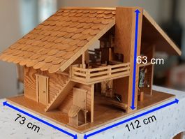 Handgemachtes Puppenhaus aus Holz mit Zubehör