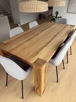 Holztisch aus massiver Wildeiche