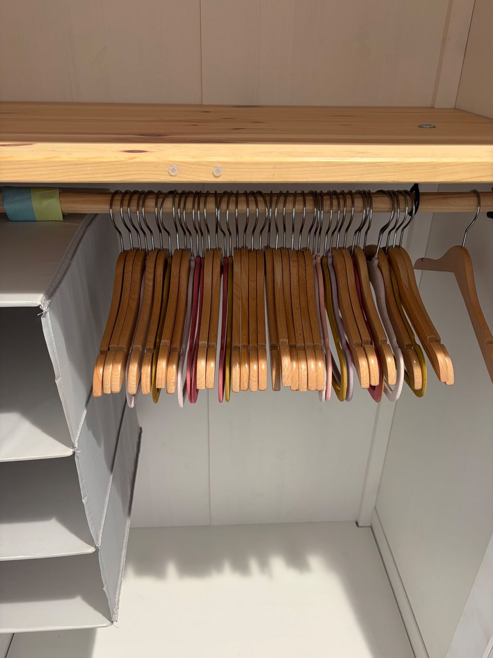 Ikea Schränke: Ikea Sundvik Kinder-Kleiderschrank – Gebraucht aus Zürich von Palmstree1 4