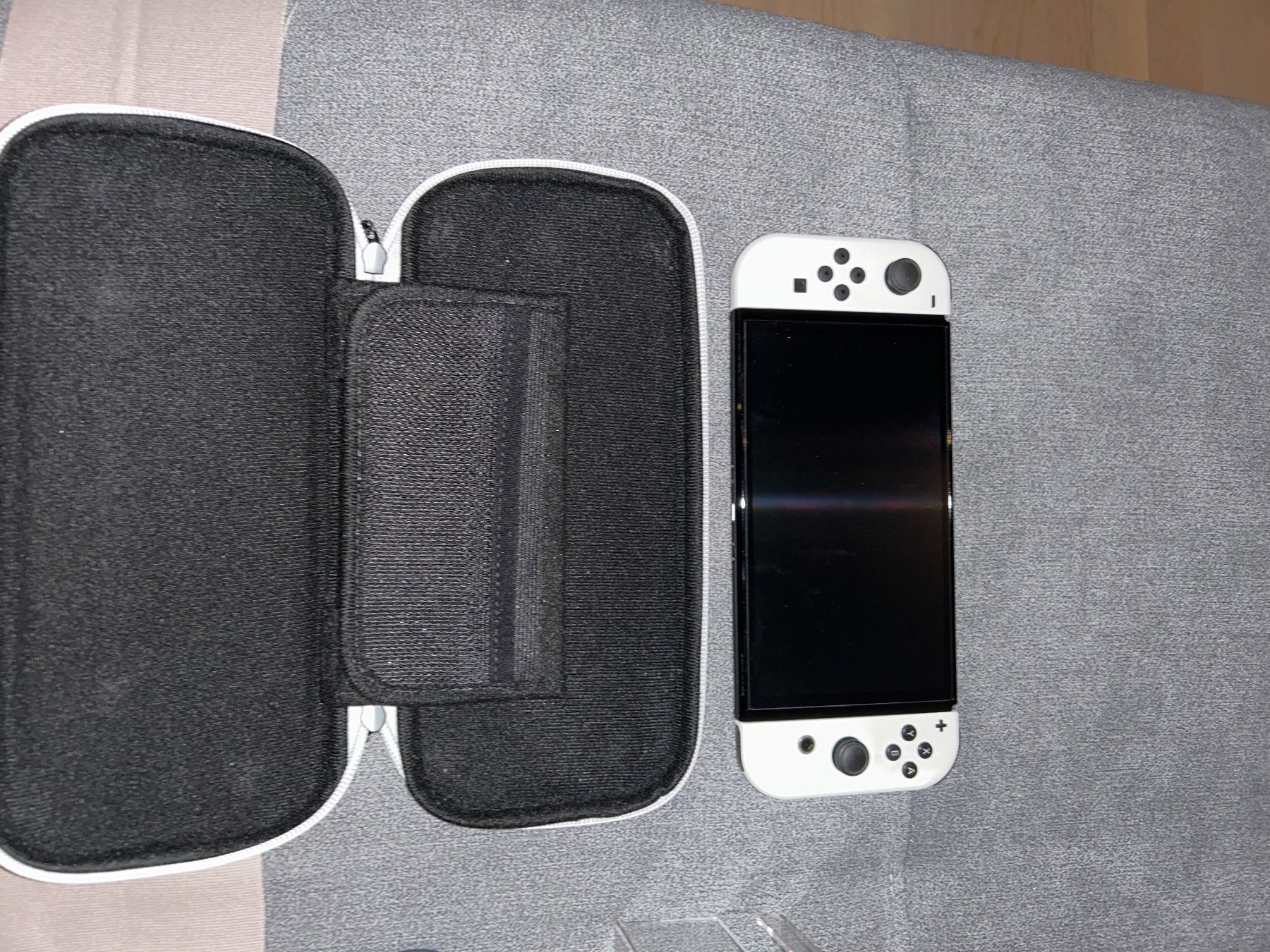 Nintendo Consoles: Nintendo Switch OLED mit Reisetasche & Staubabdeckung – D'occasion à Wallisellen par dus_5tjk 2