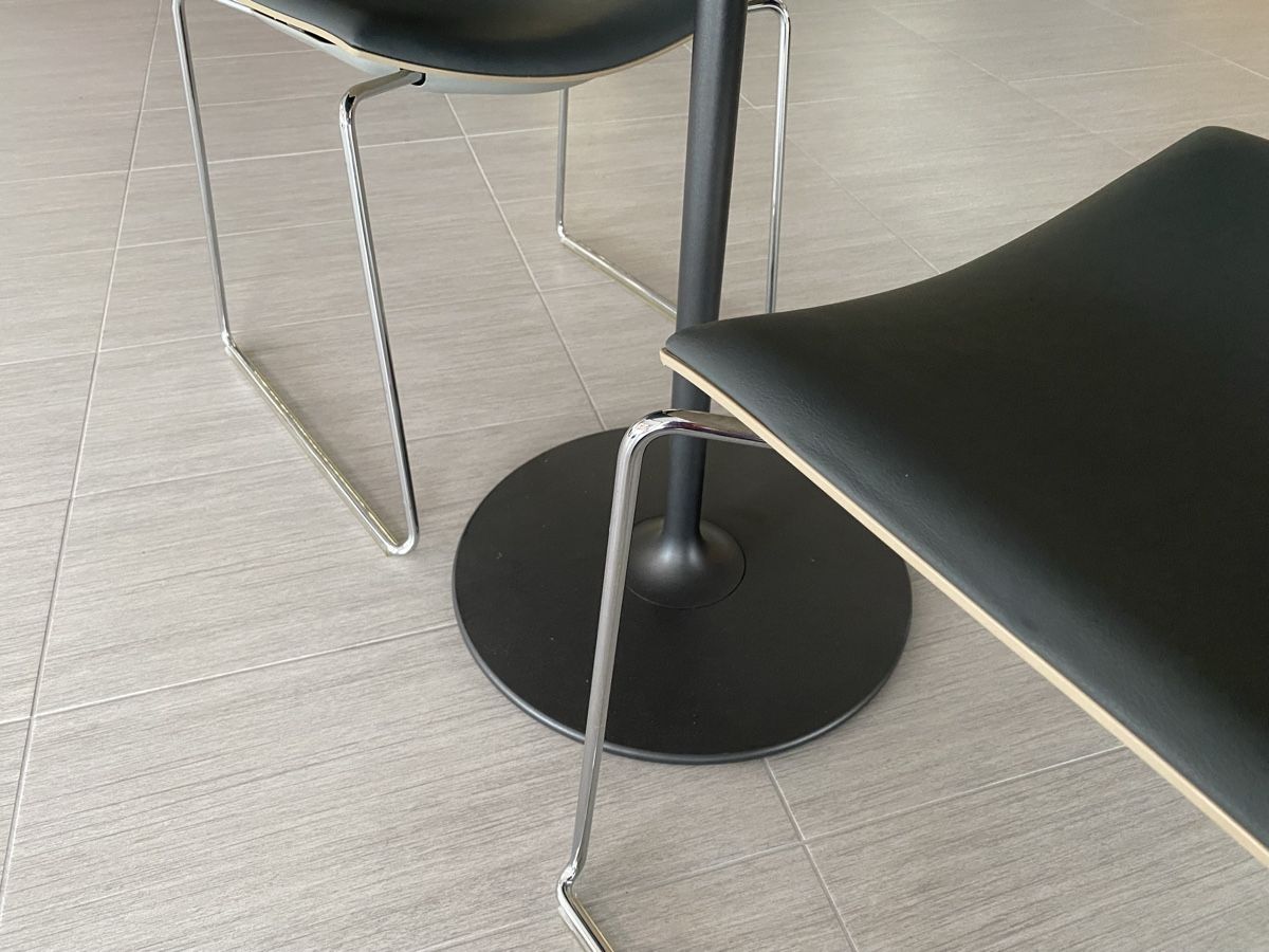 Set di tavolo e panche: Tisch und zwei Stühle von Arper – Usato da Hägglingen venduto da Karin0802 8
