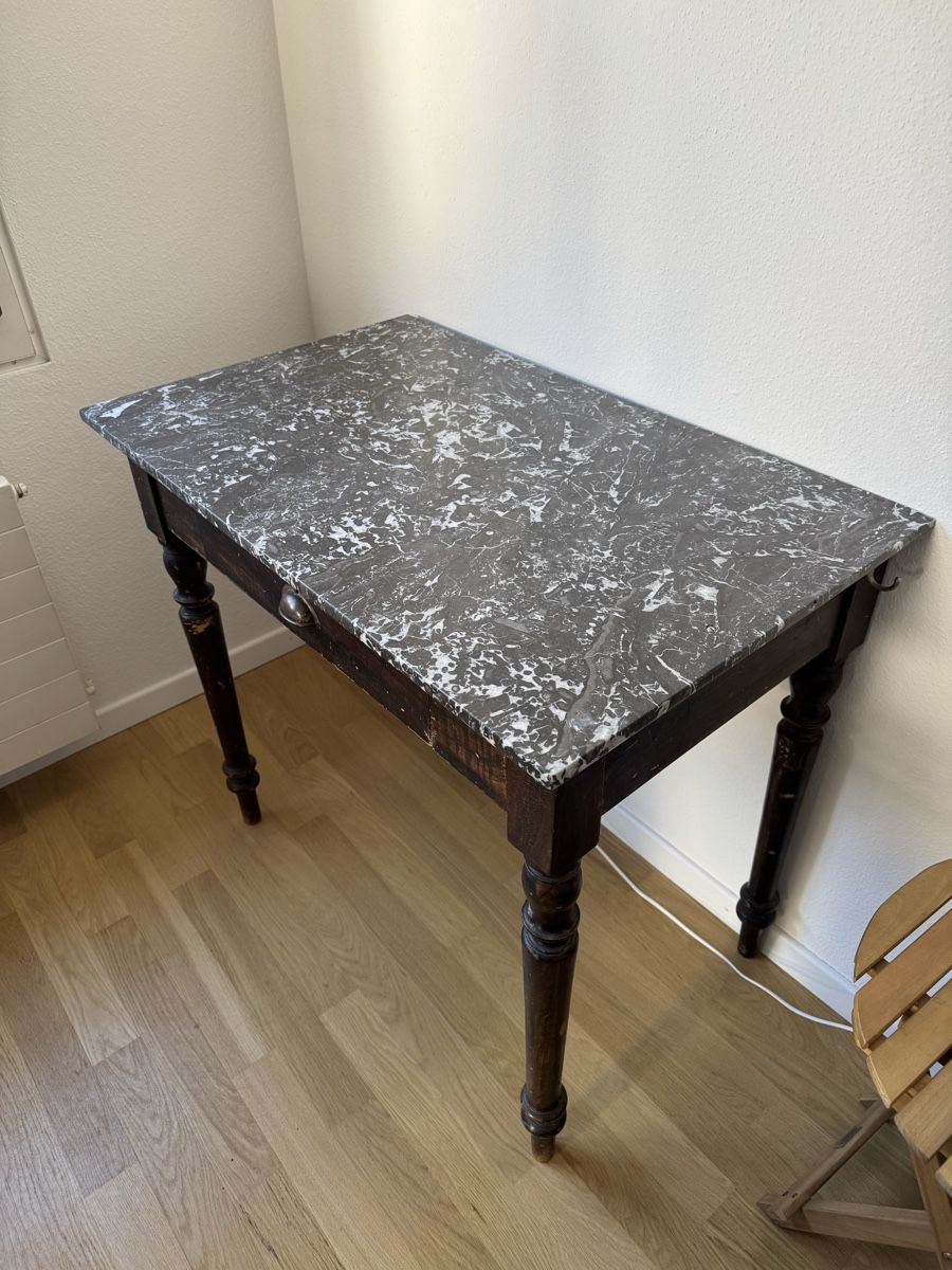 Tavoli: Antiker Tisch mit Marmorplatte – Usato da Basel venduto da hurschlp 1