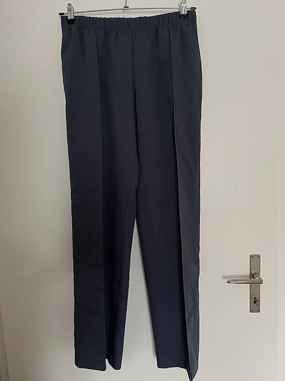 Pantaloni: Blaue Stoffhose Gr. 40 weekday – Usato da Zürich venduto da Imaime