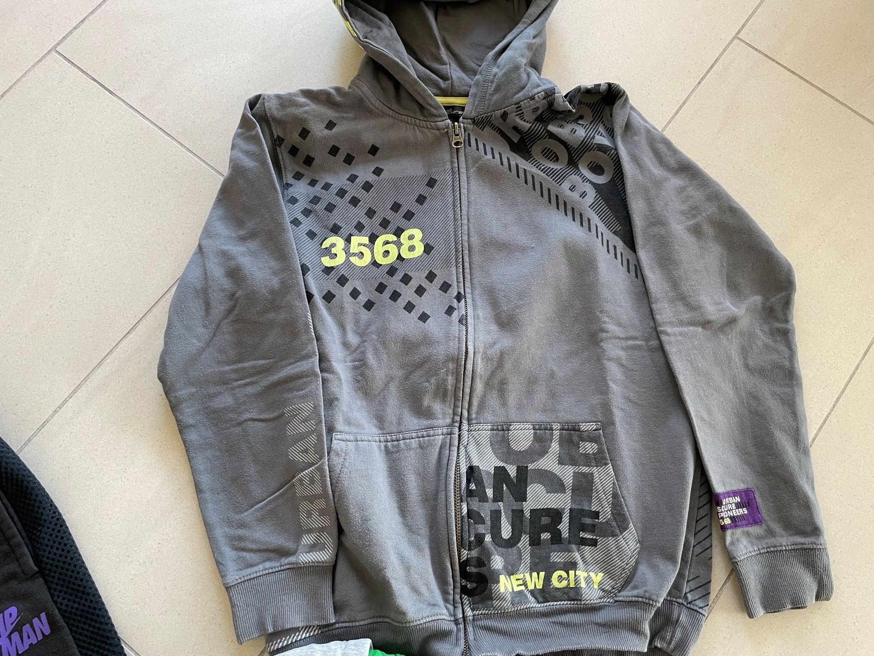 Lotti & Set di vestiti: Kleiderpaket Nike Jordan 11/12 J – Usato da Zug venduto da falama 1