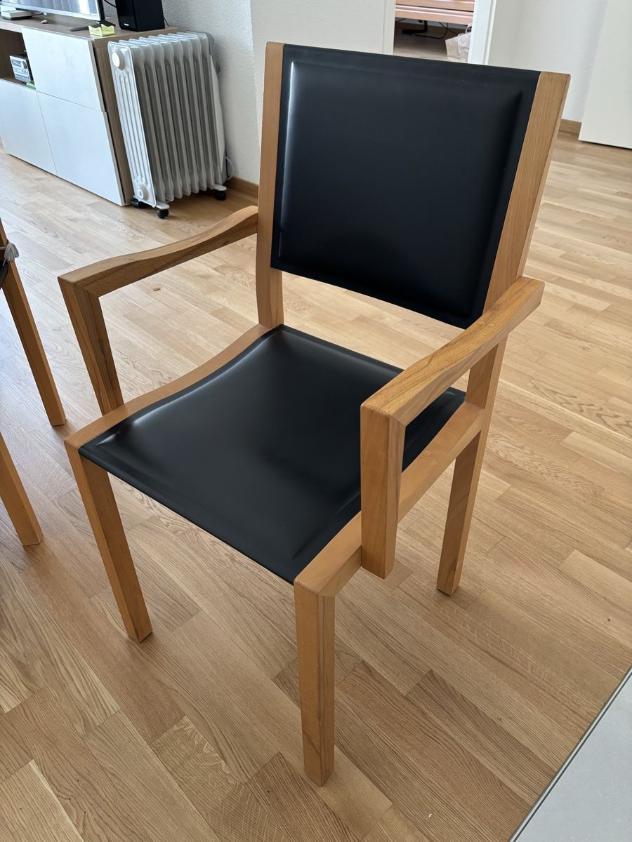 Pfister Stühle: 4 chaises en cuir noir et noyer – Gebraucht aus Lonay von car_l9sk
