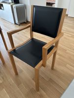 4 chaises en cuir noir et noyer