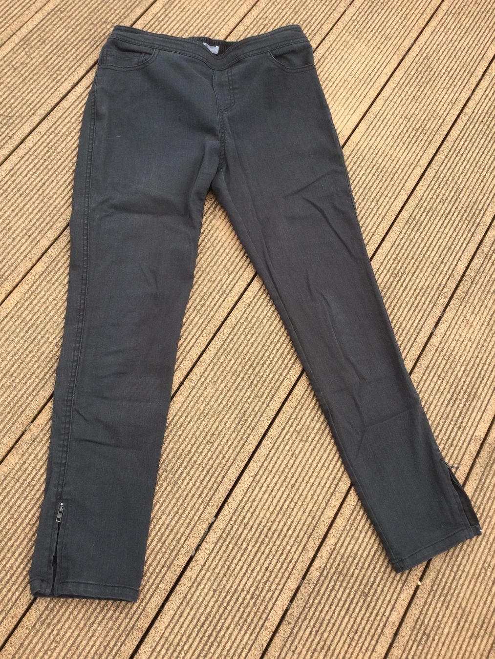 Maddison Pantaloni: Pantalon noir MADDISON, taille 40 élastique – Usato da Agiez venduto da chouchanelle 1