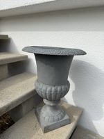 Alte schwere Gartenurne / Medici-Vase aus Gusseisen
