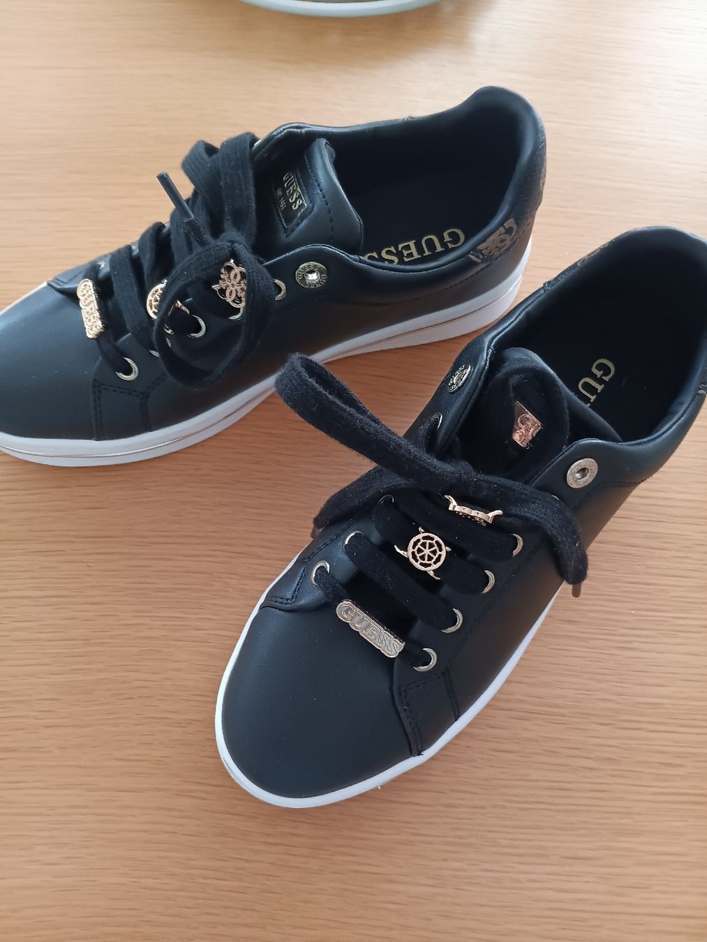 Guess Scarpe da donna: wunderschöne neue guess sneakers – Nuovo e nell'imballaggio originale da Stansstad venduto da leoni66 1