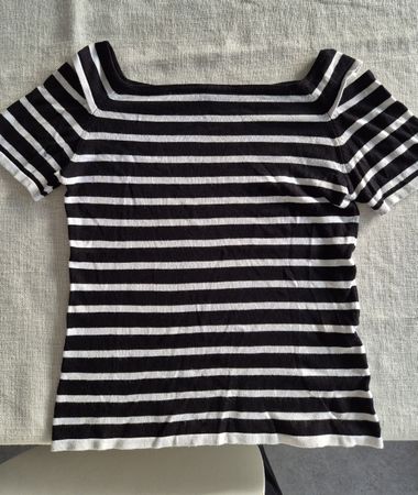 top taille M avec découpe sur les épaules