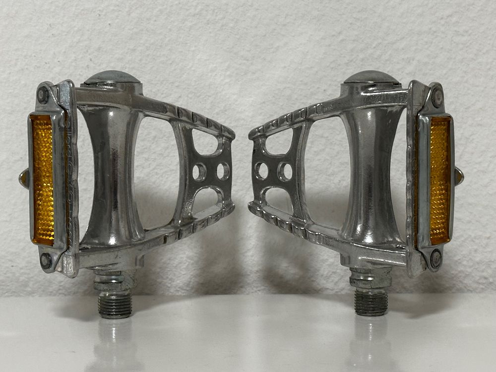 Soupape d'échappement Ford Escort Mk3 1.6 XR3i 105 CV Essence