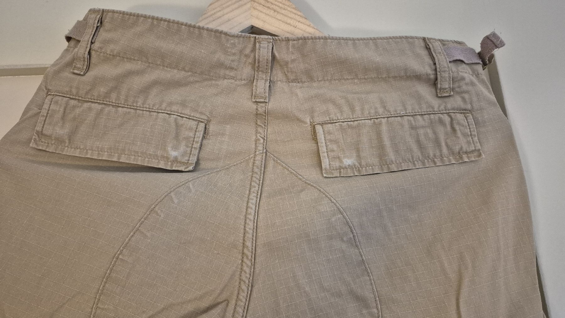 Carhartt Pantaloni: Carhartt Cargohose Beige – Usato da Zürich venduto da Knauelrockerin 2