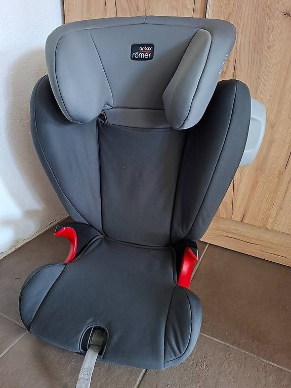 Britax Römer Seggiolini per auto: Römer Kidfix Autokindersitz – Usato da Flurlingen venduto da Atea8
