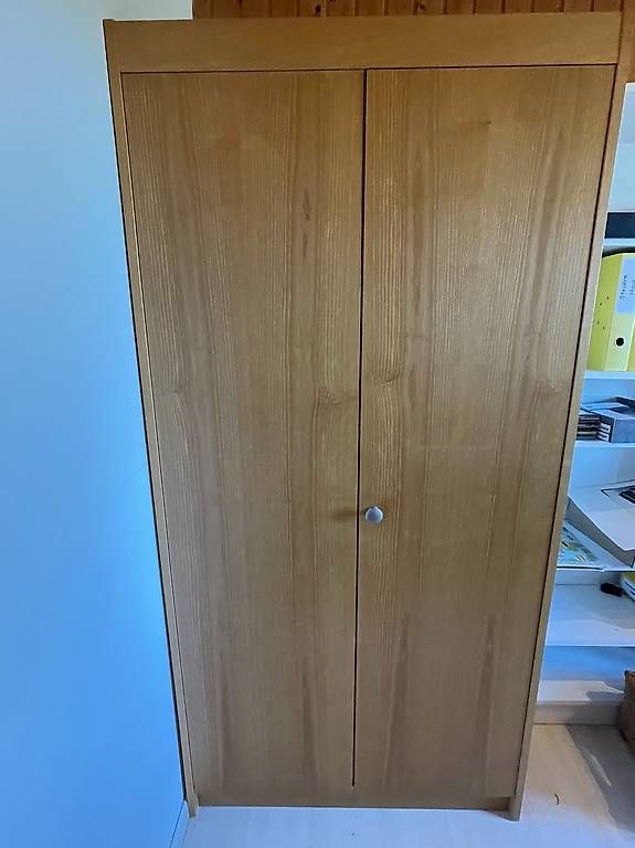 Armadi: praktischer Schrank zu verschenken – Usato da Ostermundigen venduto da NicoleHornwall