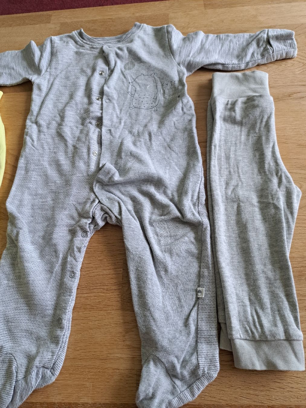 Kleiderpakete & -sets: Staccato Strampler & 2 Hosen Gr. 68 – Gebraucht aus Bergdietikon von Staphylococcus 1
