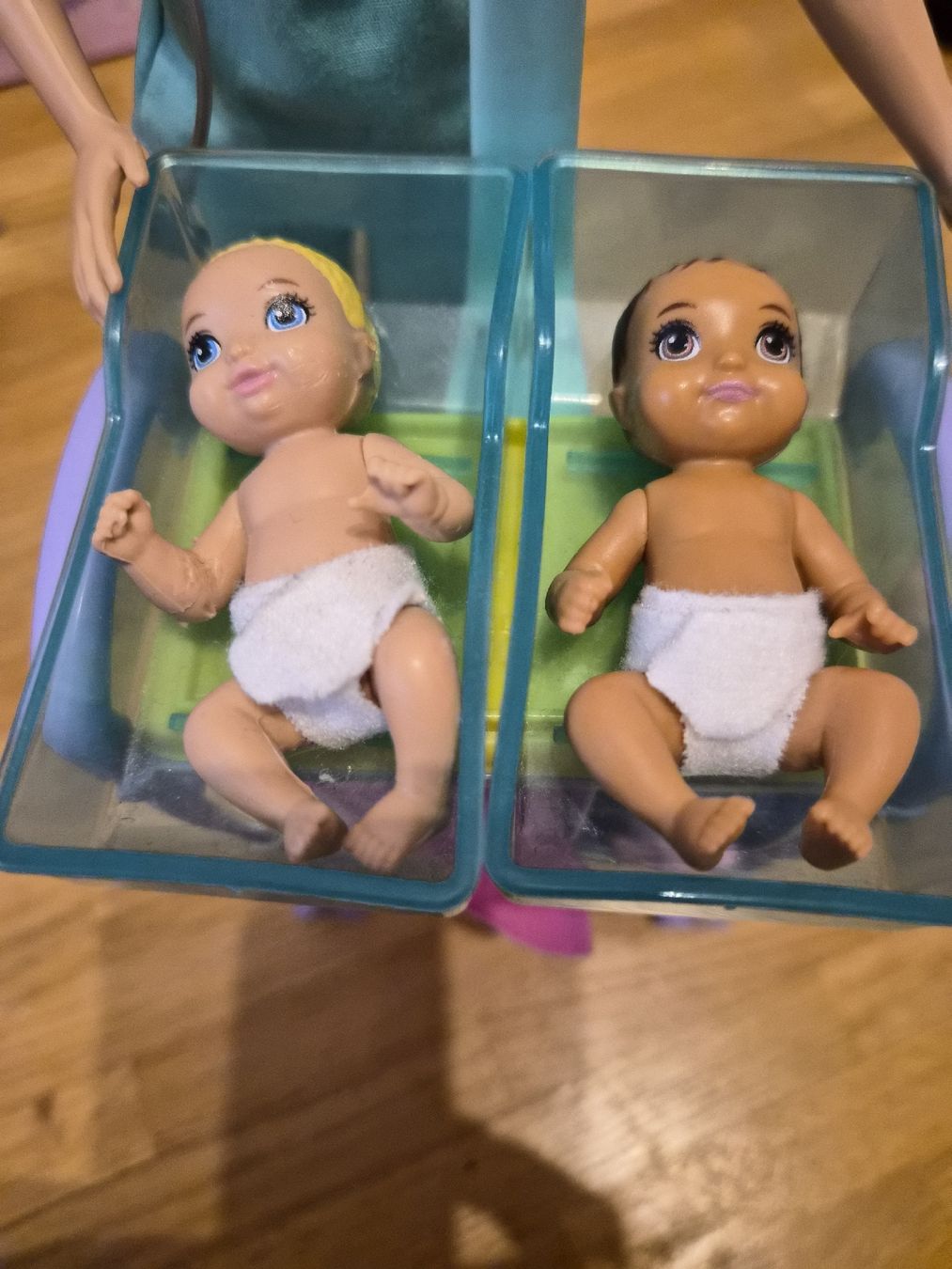 Puppen: Barbie pediatra con gemellini  – Gebraucht aus Reinach BL von Glitterlol 3