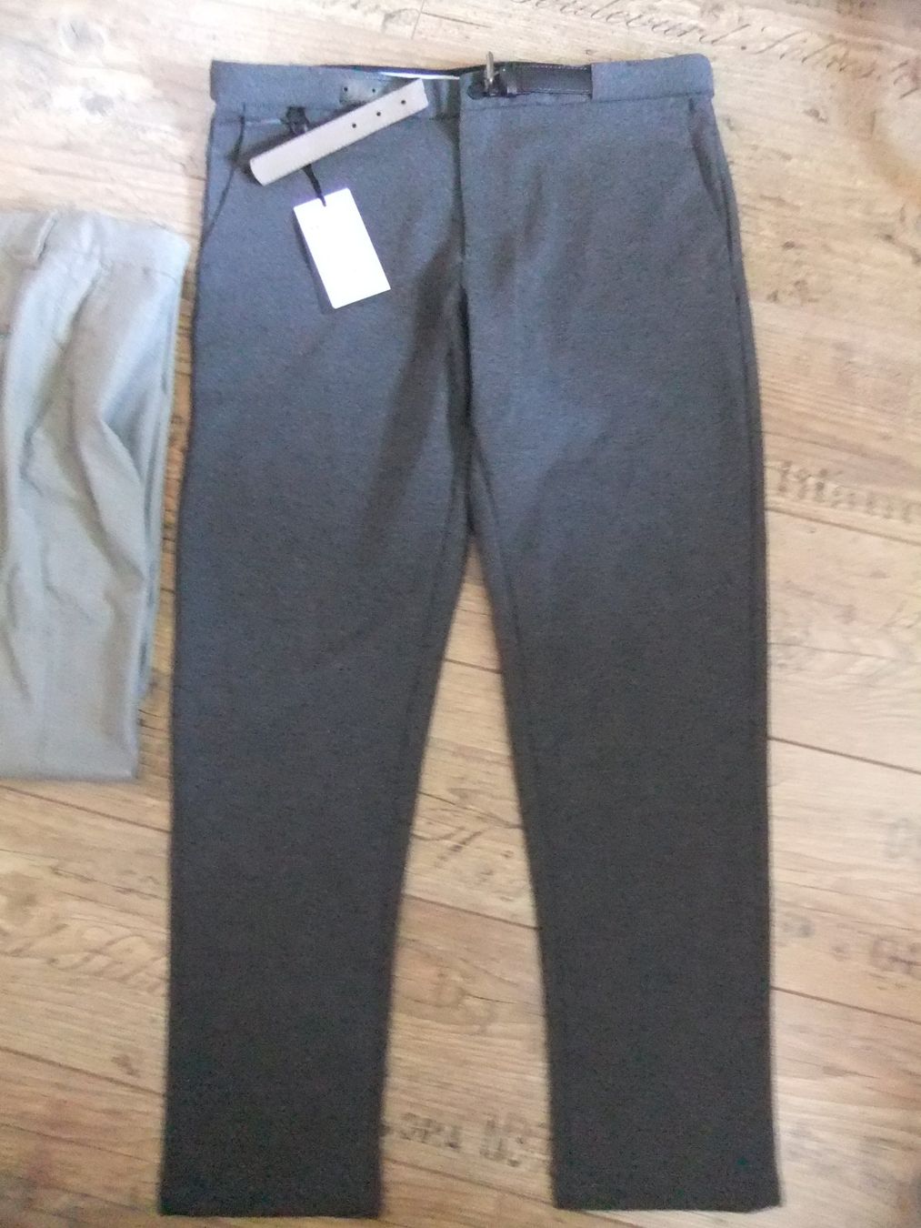 Zara Hosen: 2 schöne Stoffhosen Grau Gr. 44 – Neu (gemäss Beschreibung) aus Schleitheim von cabrio58 1