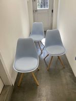 3 moderne Stühle hellblau / Holzbeine. Sehr guter Zustand.
