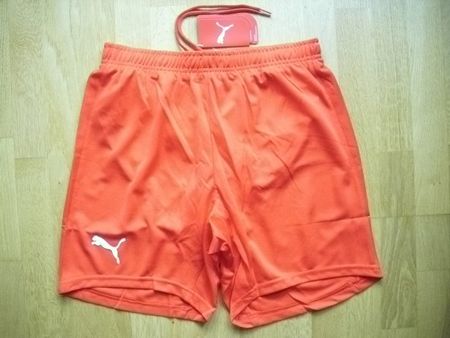 Fabrikneue Original PUMA Fussballhosen in rot mit Innenslip