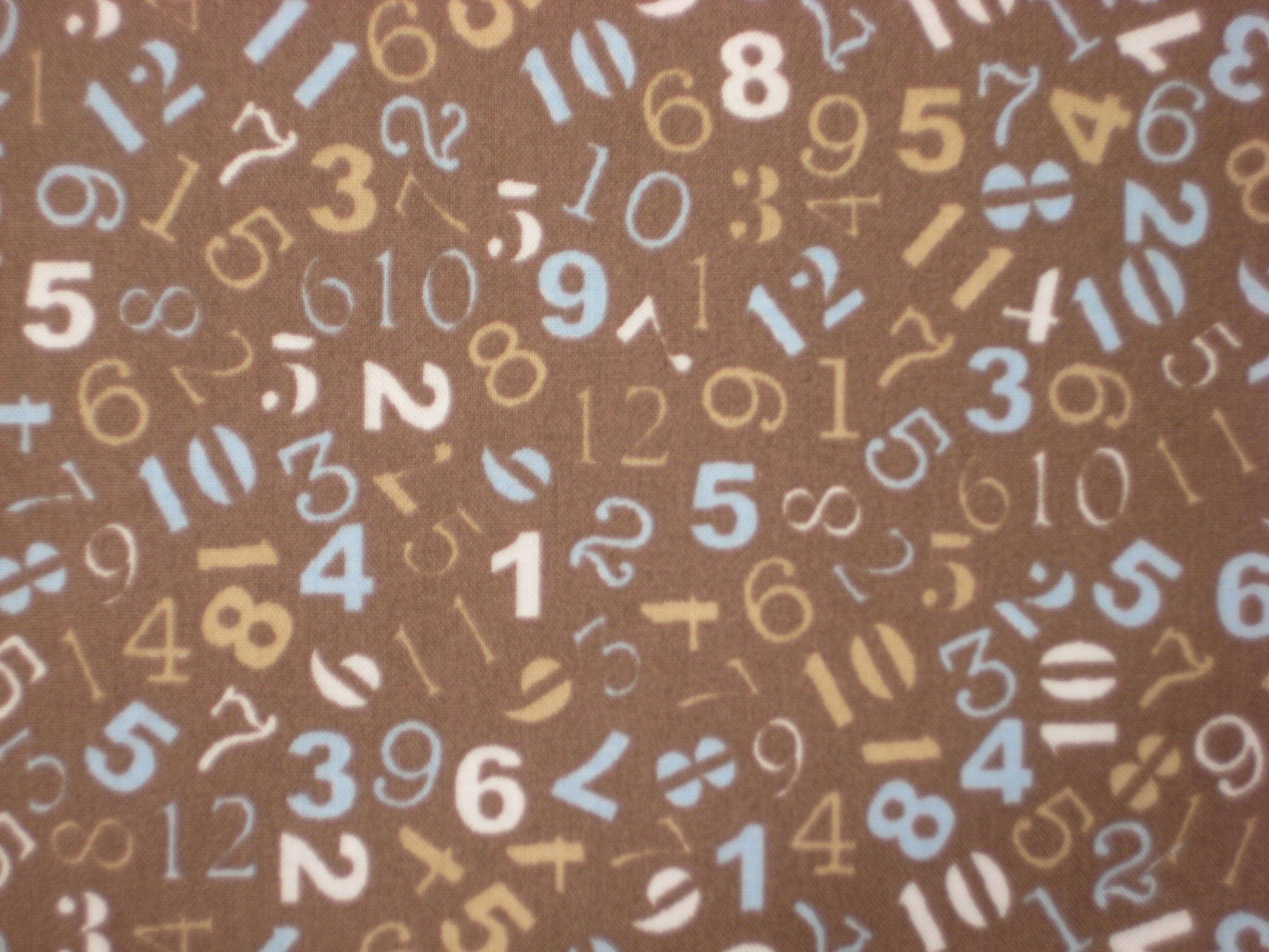 Tissus: Baumwollstoff braun mit bunten Buchstaben – Neuf avec emballage d'origine à Füllinsdorf par Schlupp 1