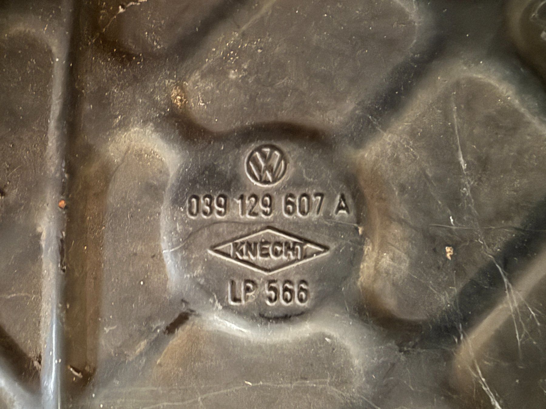 Porsche Tutti pezzi di ricambio auto: Porsche 914 Luftfiltergehäuse VW 039 129 607A – Usato da Würenlos venduto da SWISSOLDTIMERS 1