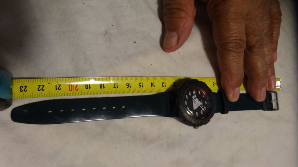 Swatch Montres: S-WATCH  SCHÖNE HERREN UHR,QUARTZ.SCHÖNE FARBE.LÄÜFT – D'occasion à zürich par ahmad01 1