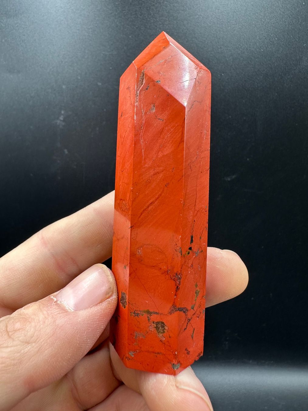 Minerali & Pietre curative: Roter Jaspis Obelisk, Spitze – Nuovo e nell'imballaggio originale da Männedorf venduto da Handschmeichler
