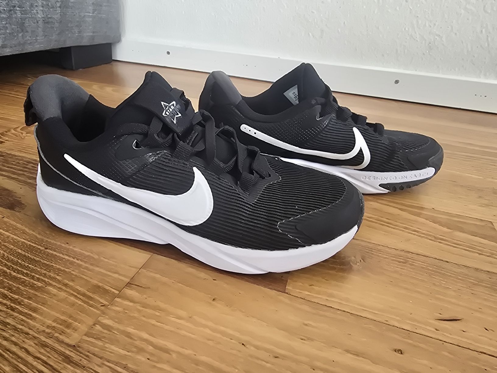 Nike Scarpe per ragazzi: Nike Turnschuhe 32, neuwertig – Usato da Zürich venduto da Henrimatisse 2