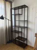 Modernes schwarzes Regal im Industrial-Stil