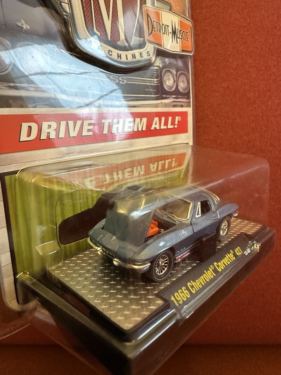 Chevrolet Modellini d'auto: 4 Chevrolet Corvette Modelle 1:64 – Nuovo e nell'imballaggio originale da Bern venduto da 3636-agb 1