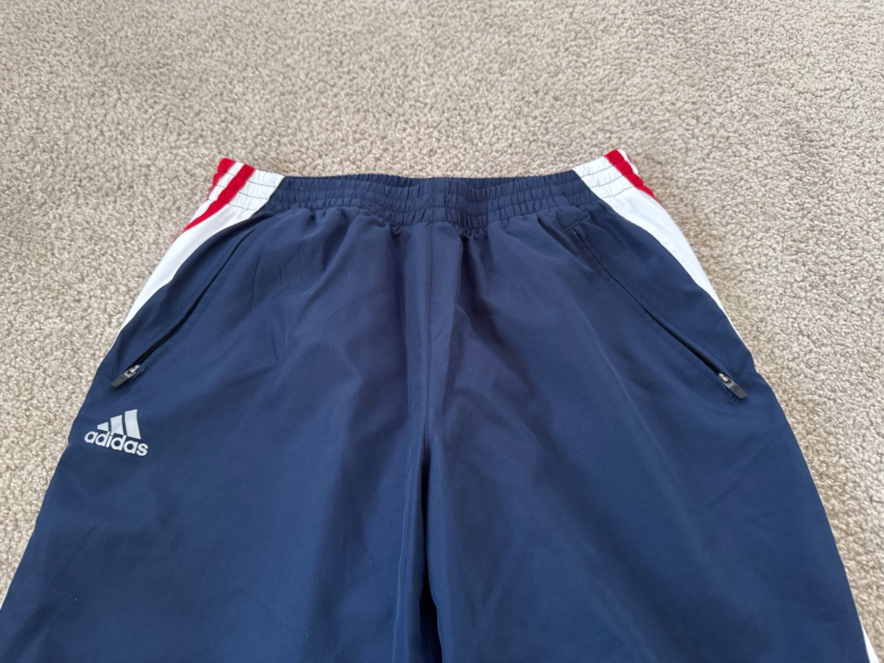 Adidas Pantaloni: Adidas Trainingshose, Grösse S – Nuovo e nell'imballaggio originale da Oberweningen venduto da Ardnas89 2