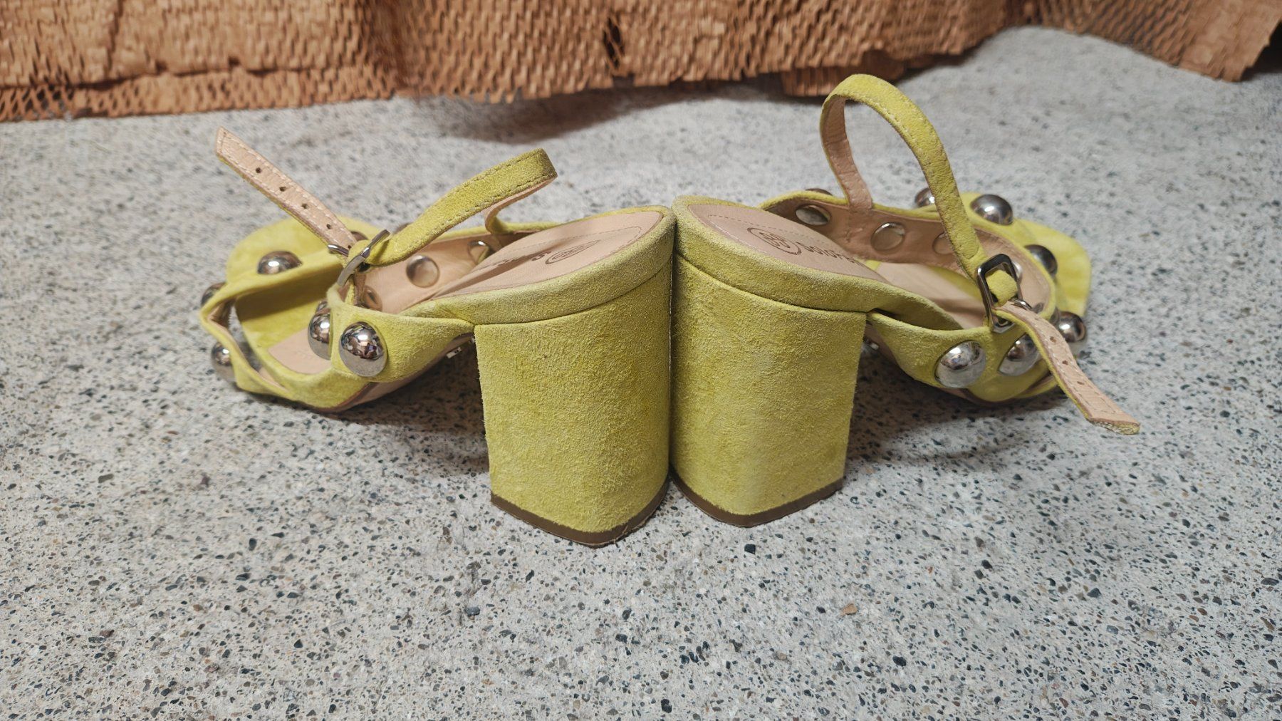 Scarpe da donna: Limettengrüne Wildledersandalen – Nuovo (secondo la descrizione) da Thalwil venduto da hri_s2bq 2