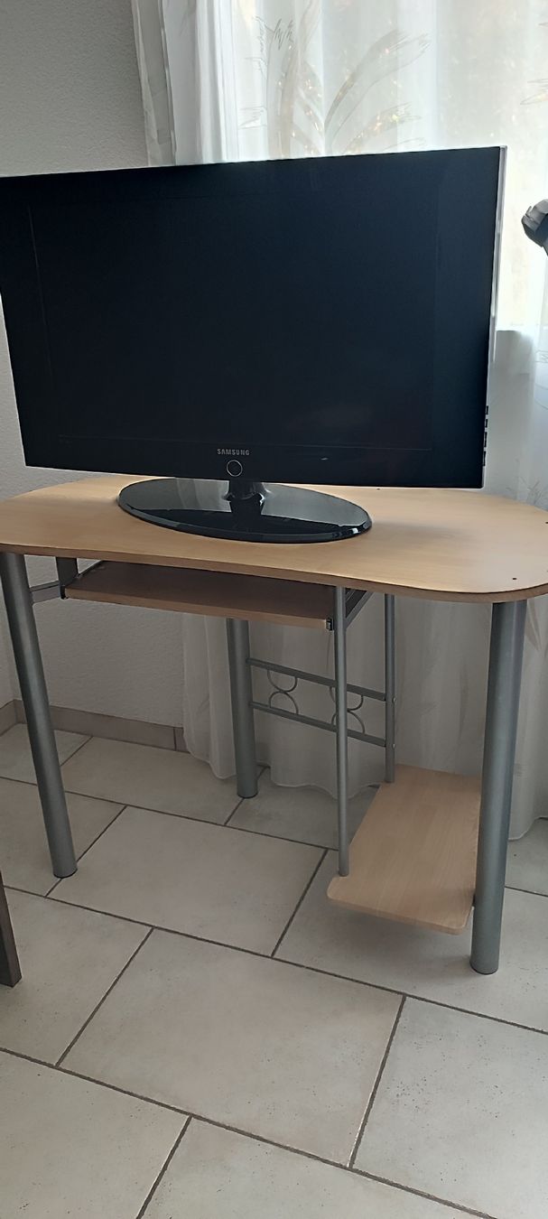 Scrivanie: Gut erhaltene Bürotisch/ Computertisch mit Ablagefächer. – Usato da Biel/Bienne venduto da ruggi03