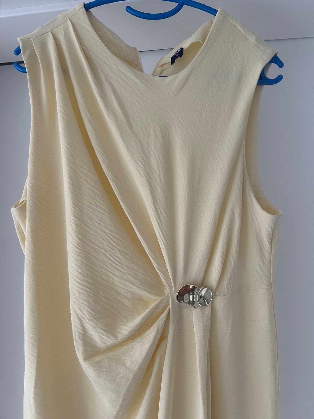 Kleider: Robe jaune beurre neuve – Gebraucht aus Courrendlin von loko2910 2
