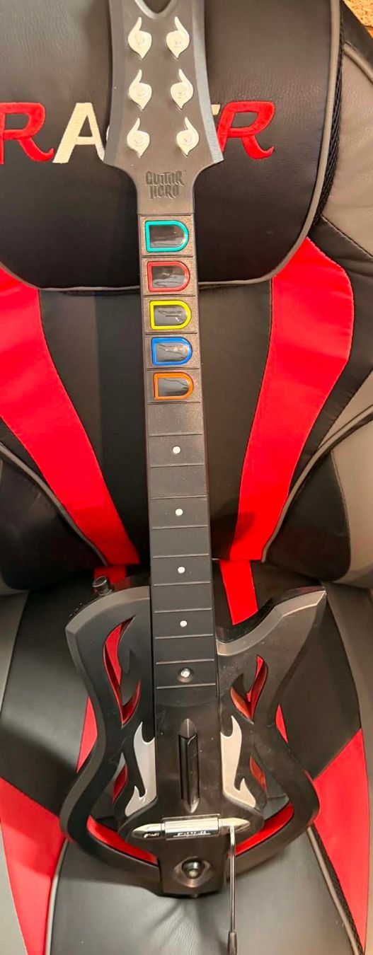 Microsoft Giochi: Chitarra Guitar Hero Microsoft Xbox 360 not tested – Usato da Giubiasco venduto da Ticinerd