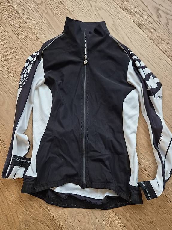 Giacche: ASSOS Spring/ Fall Jacket s/w Gr.38 – Usato da Buchrain venduto da chrigebrunner