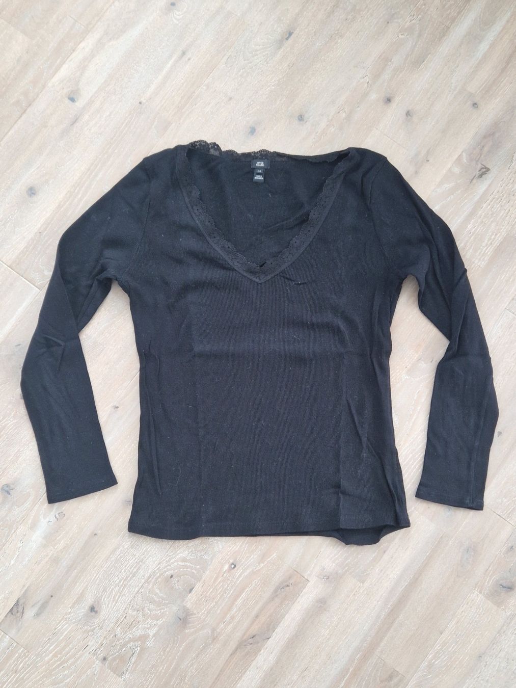 Maglioni & Felpe: Schwarzes Langarmshirt mit V-Ausschnitt – Usato da Däniken SO venduto da Bamana11