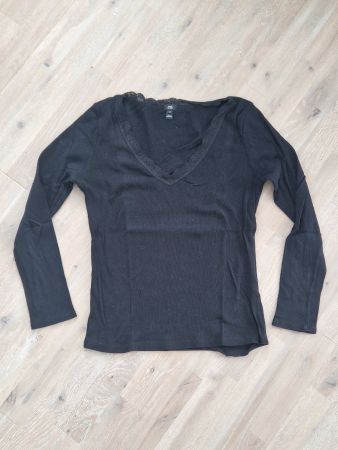 Schwarzes Langarmshirt mit V-Ausschnitt