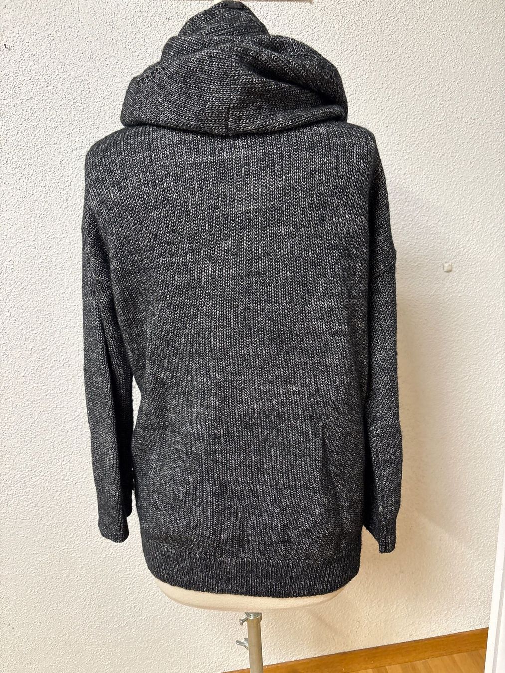 Nile Giacche: Schöne Strickjacke Nile XS mit passendem Nile Loop – Nuovo (secondo la descrizione) da Maienfeld venduto da 8796 4
