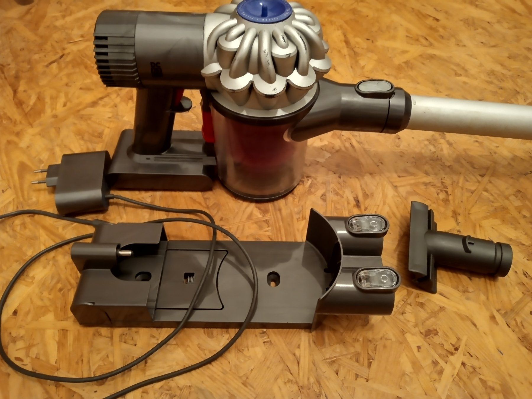 Dyson Aspirapolveri & Accessori: Handstaubsauger Dyson DC62 – Usato da Prez-vers-Siviriez venduto da Monija70 1