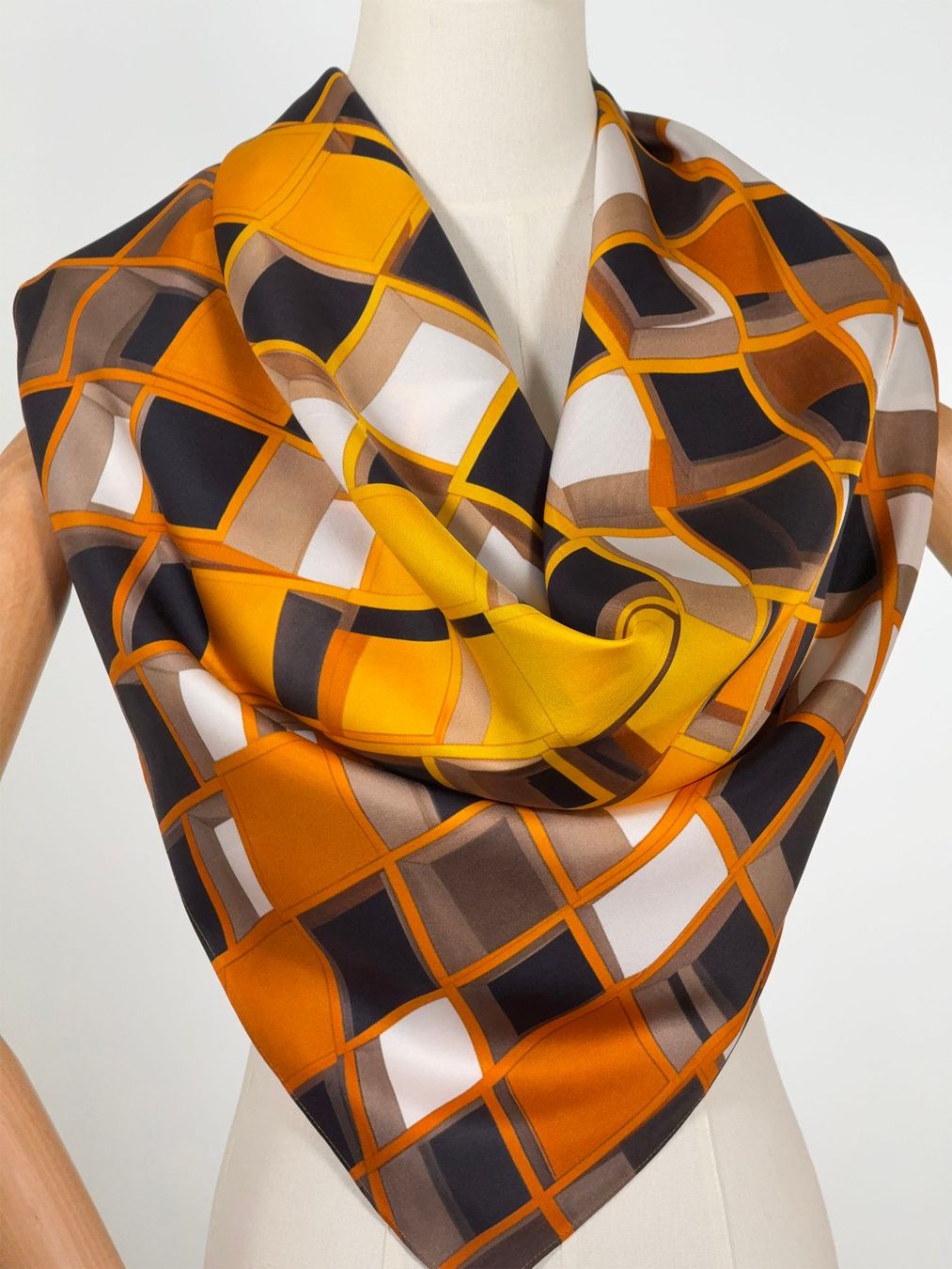 Foulards, Tücher & Schals: Schöner Seidenfoulard "Quadrate" – Neu und originalverpackt aus Dättwil AG von AnDani2. 2