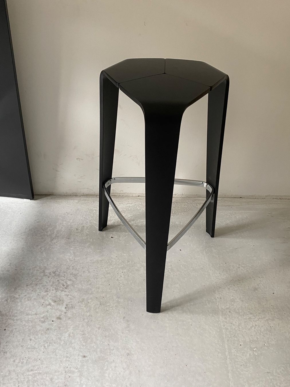 Tische: Designer Büro-Stehtisch mit 4 Hocker – Gebraucht aus Chur von has_f8lc 2