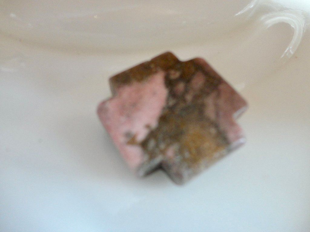 Mineralien & Heilsteine: Rhodonit Heilstein Kreuz – Neu (gemäss Beschreibung) aus Biberist von Steine