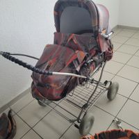 Schöner älterer Kinderwagen