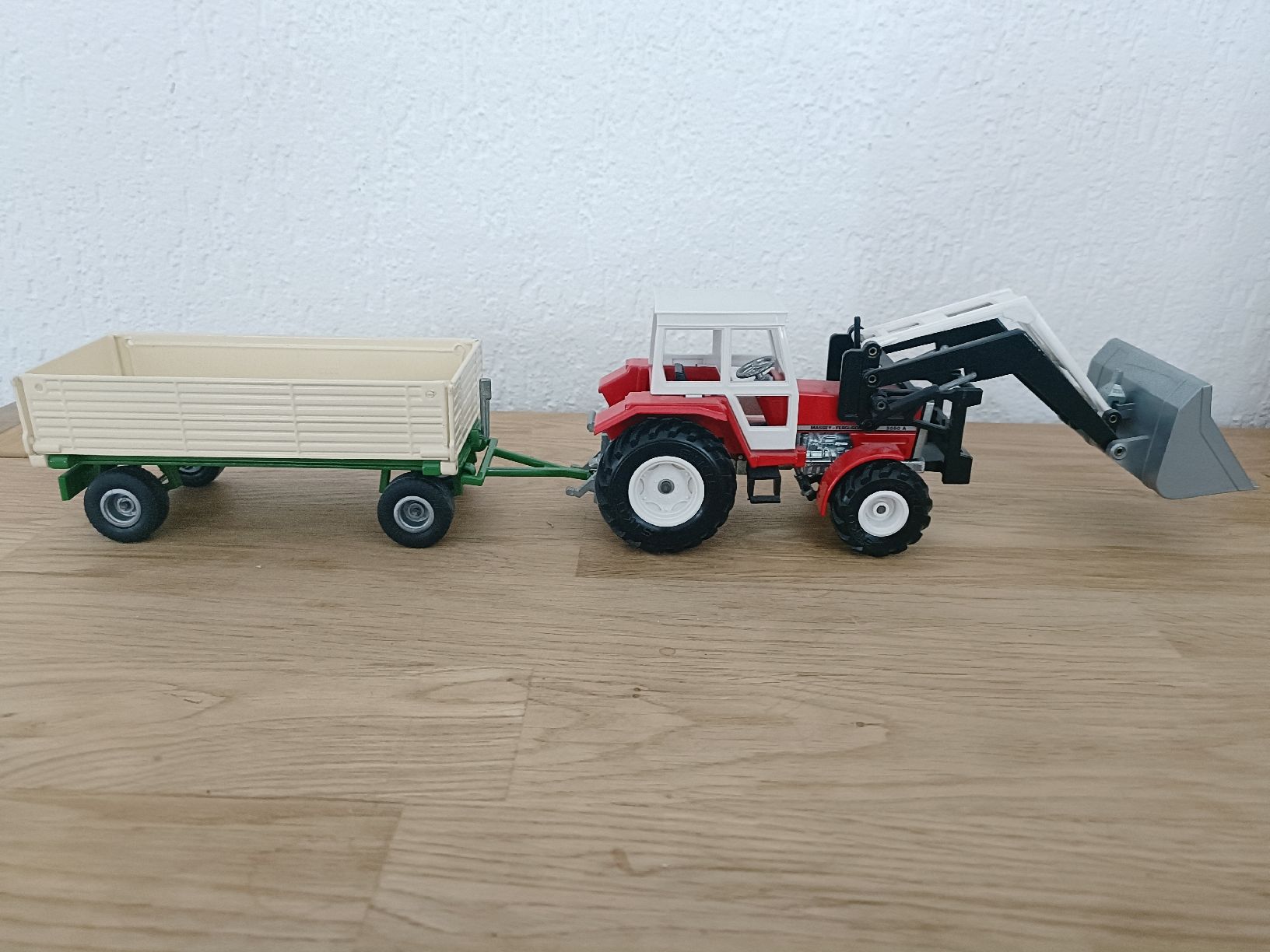 Siku Modellautos: Siku Traktor mit Frontlader und Anhänger Vitrinen Modell  – Neu (gemäss Beschreibung) aus Grindel von Forester88 1