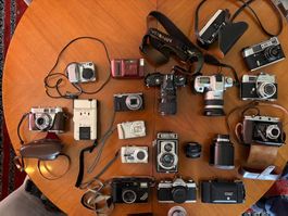 Antike Fotokameras, Objektive und Retro-Videokamera