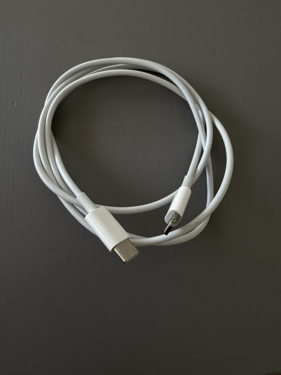 iDeal of Sweden Cover & Protezioni schermo: iPhone 16 MagSafe case + Anker car charger + baseuse cables – Usato da Bernex venduto da Oma44 5