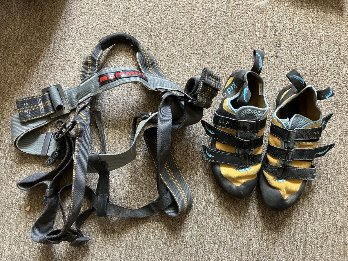 Scarpe da donna: Kletterschuhe Größe 40 und Gurt – Usato da Basel venduto da juanalaloca
