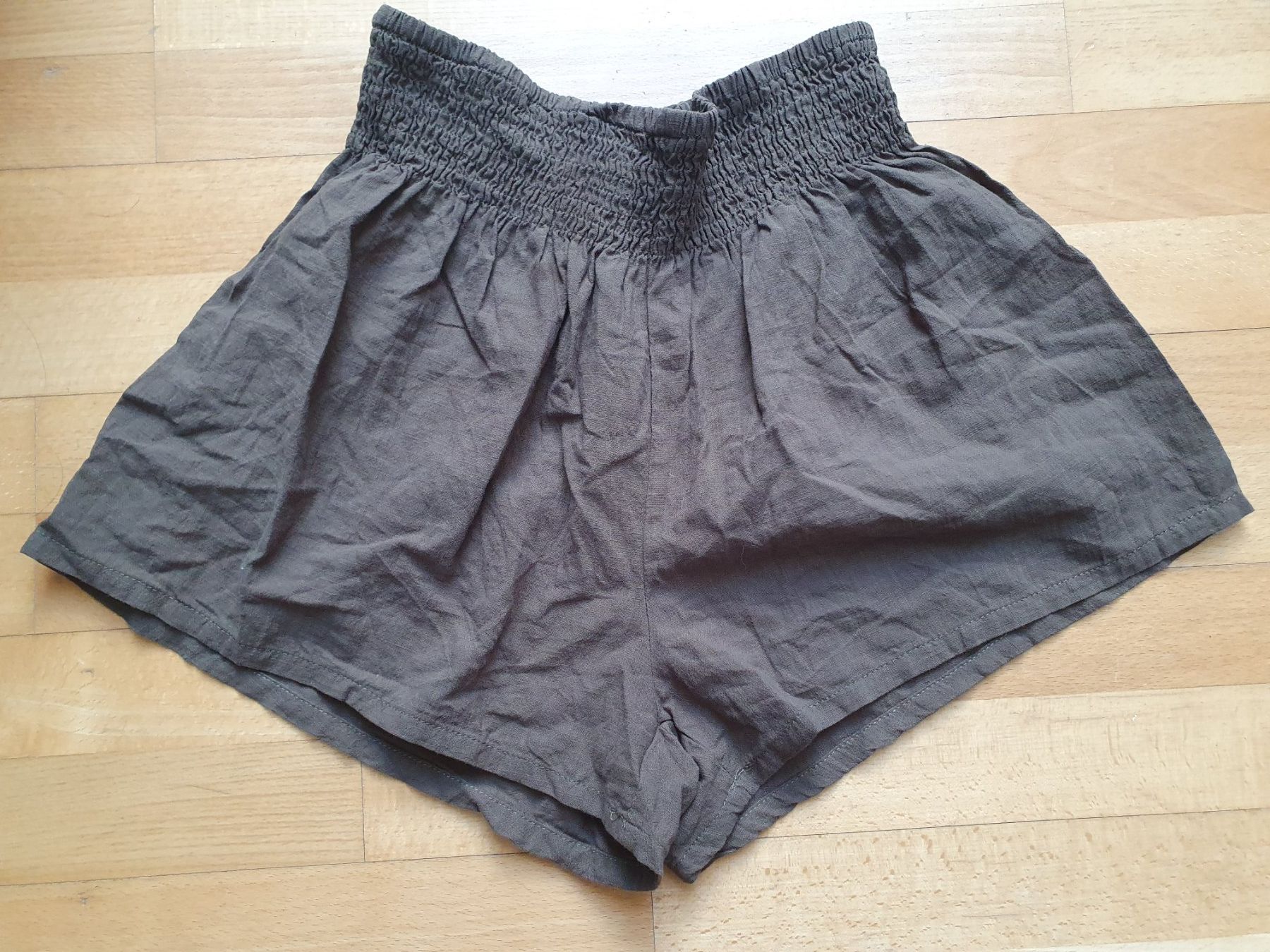 Pantaloni: Kurze Sommerhose Gr. S, luftig, braun – Usato da Kloten venduto da Hektor44