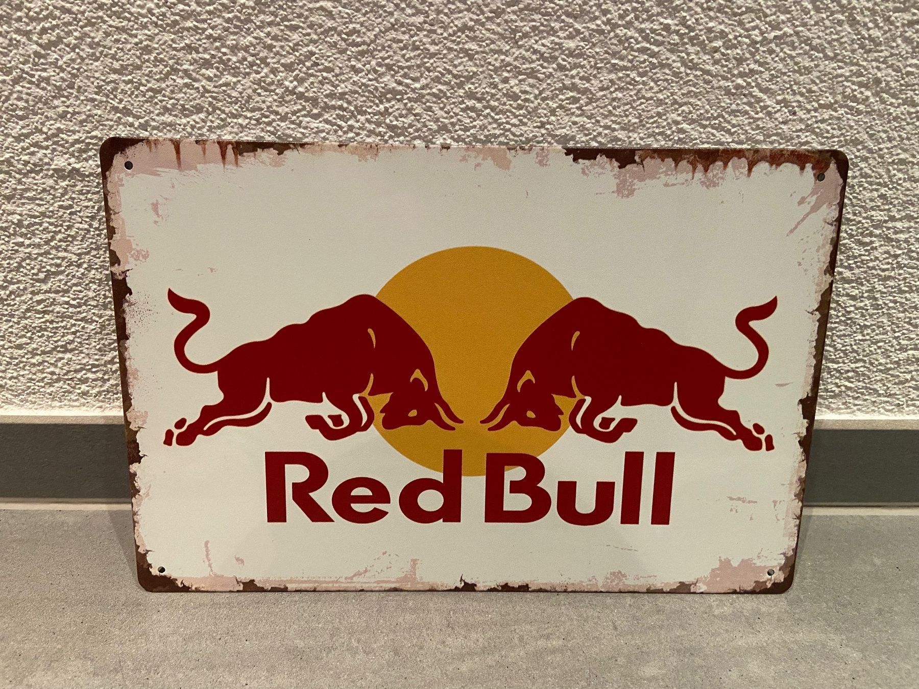 Insegne: METALL BLECHSCHILD RED BULL  / DER RENNER / 1 STÜCK – Nuovo e nell'imballaggio originale da Seon venduto da Aaargauer01